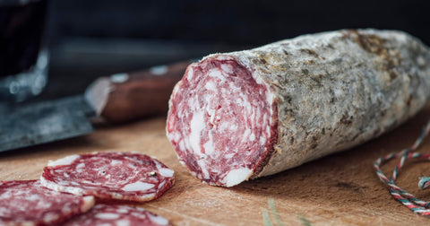 Qu'est-ce que le saucisson corse ? Origines, fabrication et dégustation en 2025