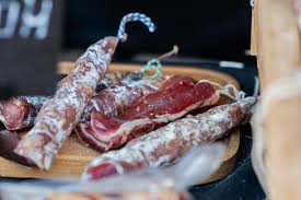 Comment est fait le saucisson sec artisanal : étapes, ingrédients et secrets de fabrication (2025)