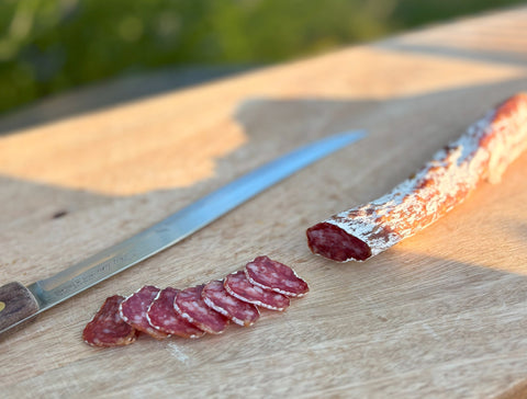 Combien de calories dans le saucisson ? Analyse nutritionnelle et conseils 2025