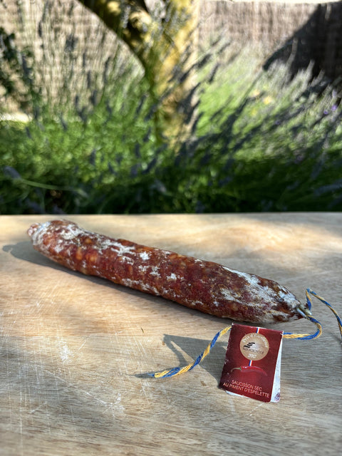 Bouchées croustillantes saucisson-chèvre sur lit de tapenade
