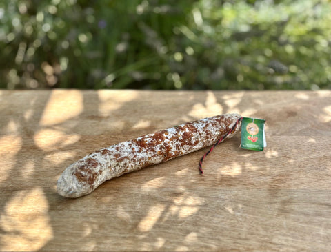 Faut-il enlever la peau du saucisson ? Conseils pratiques et avis en 2025